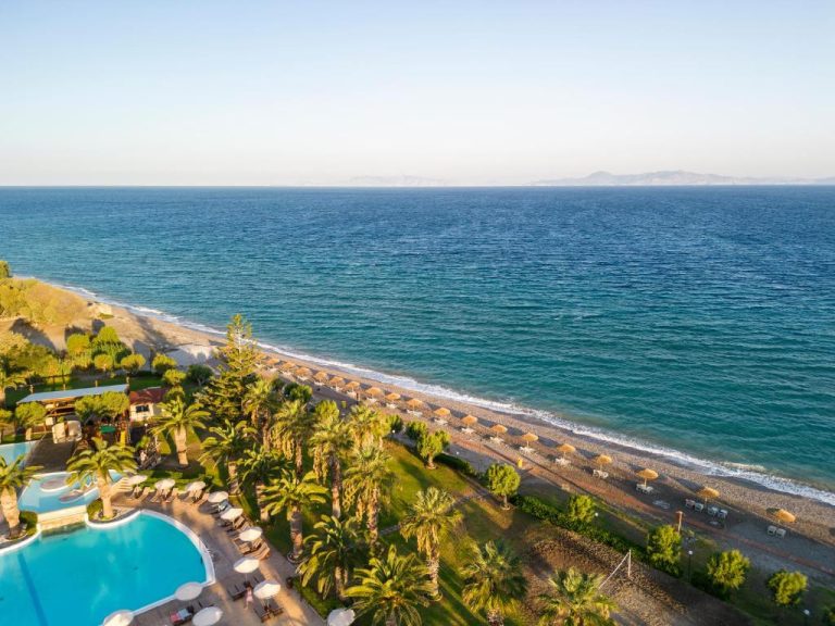 Vista aérea de la piscina exterior y playa privada con sombrillas del D'Andrea Mare Hotel