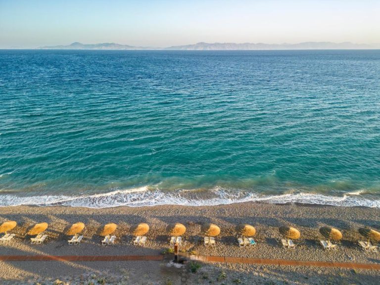 Vista aérea de la playa del D'Andrea Mare Hotel con tumbonas y sombrillas frente al mar turquesa