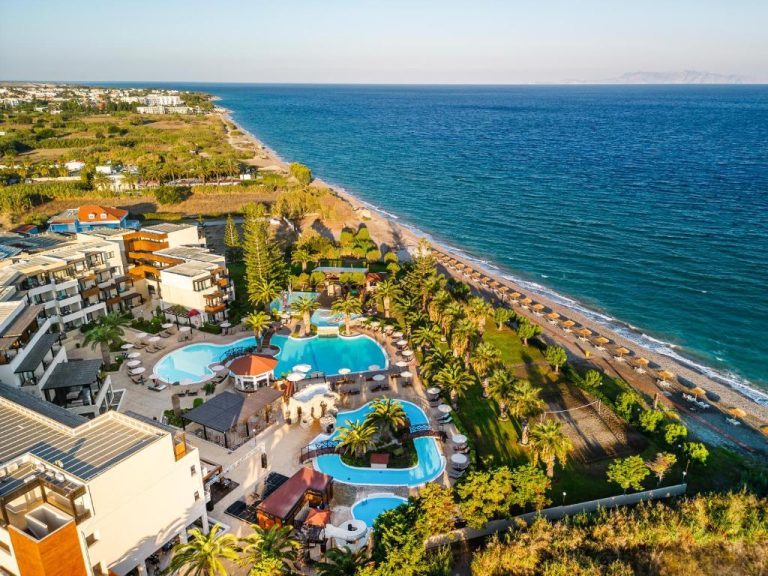 Vista aérea del D'Andrea Mare Hotel con piscinas exteriores y acceso directo a la playa