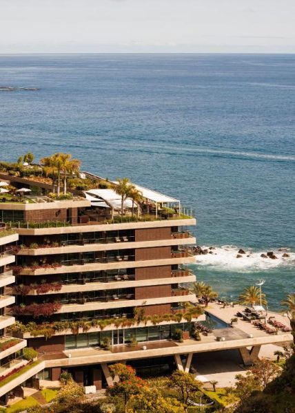 Vista aérea del Saccharum Resort and Spa Savoy Signature con terrazas ajardinadas frente al océano Atlántico