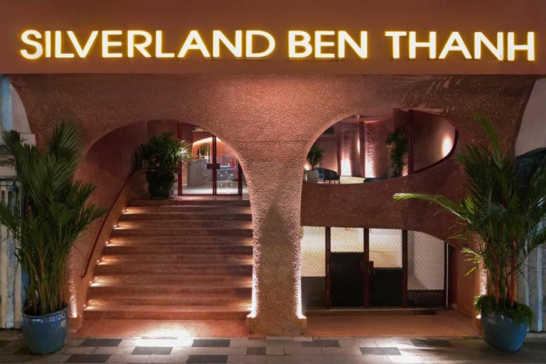 Entrada principal con escaleras iluminadas y arcos del Silverland Ben Thanh en Ho Chi Minh