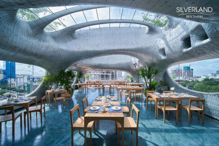 Restaurante con techo ondulado de diseño orgánico y vistas panorámicas de la ciudad en Silverland Bến Thành