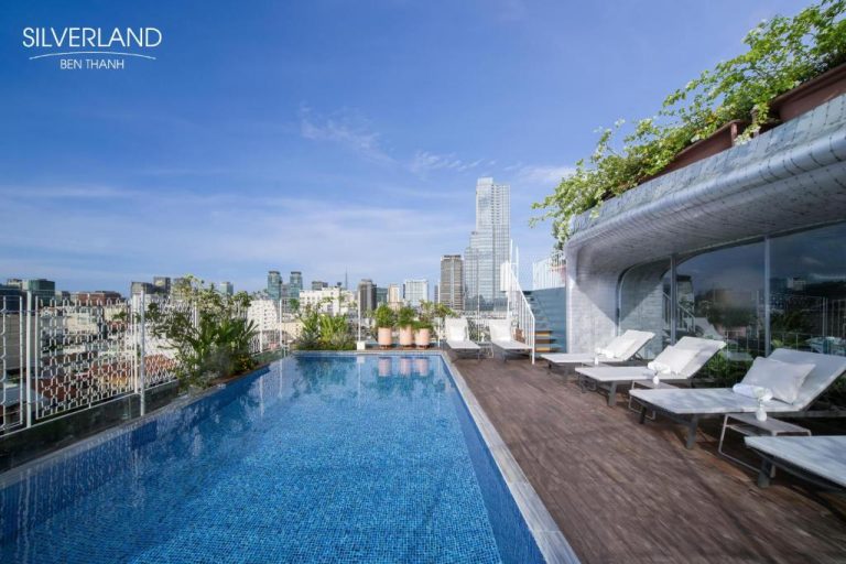 Piscina infinita en la azotea del Silverland Bến Thành con vistas al skyline de Ho Chi Minh