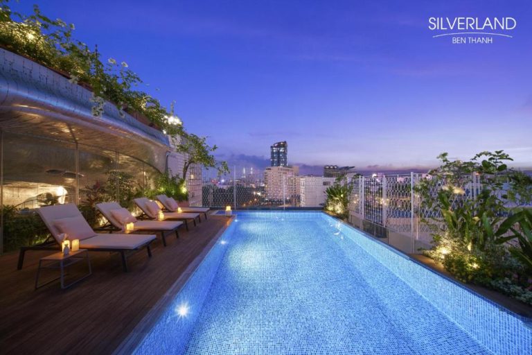 Piscina infinita en la azotea del Silverland Bến Thành con vistas panorámicas nocturnas de Ho Chi Minh