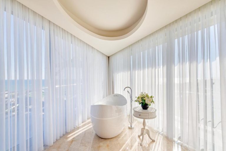 Lujosa bañera exenta oval con vistas panorámicas al mar en la suite spa del Maxx Royal Belek Golf Resort