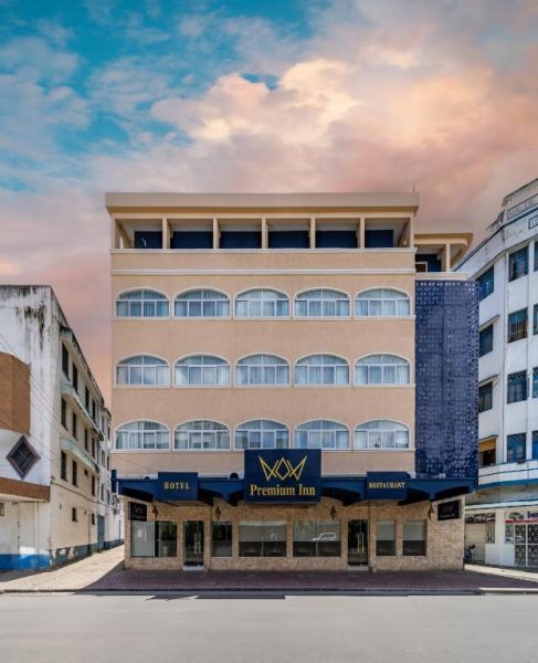 Fachada exterior del Premium Inn Mombasa City con restaurante y hotel en el centro de la ciudad