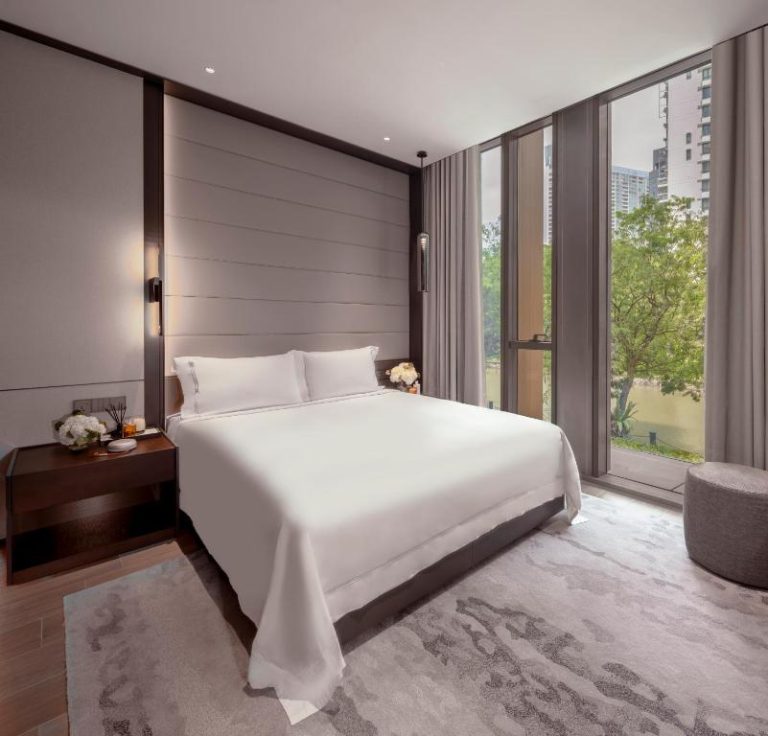 Habitación deluxe con cama king y vistas al jardín en Fraser Residence River Promenade Singapur