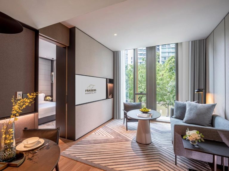 Suite con salón moderno y dormitorio separado en Fraser Residence River Promenade Singapur