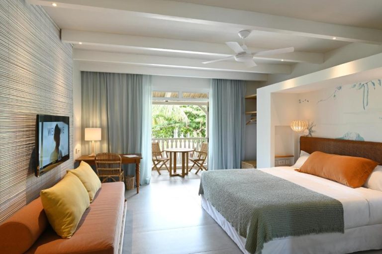 Habitación deluxe con cama doble y terraza del Veranda Grand Baie Hotel & Spa en Mauricio