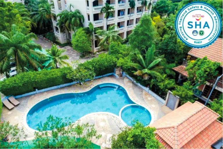 Piscina exterior con jardines tropicales y zona de descanso del Park 38 Hotel en Tailandia