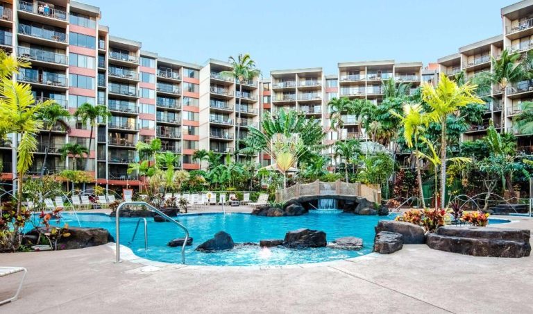 Piscina tropical con cascada y rocas volcánicas del Aston Kaanapali Shores en Maui, Hawaii