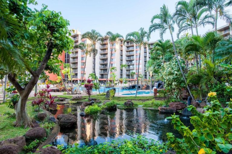 Jardín tropical con estanque y piscina del Aston Kaanapali Shores en Maui, Hawaii