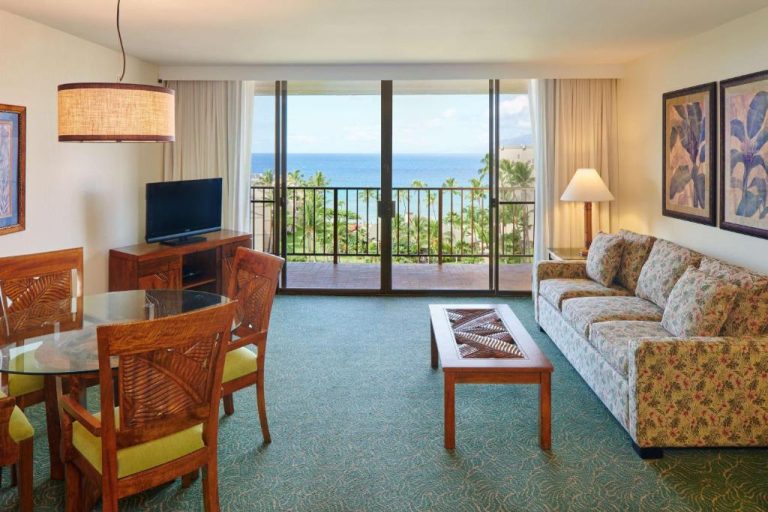 Sala de estar con vistas al océano y palmeras en el Aston Kaanapali Shores en Maui, Hawái