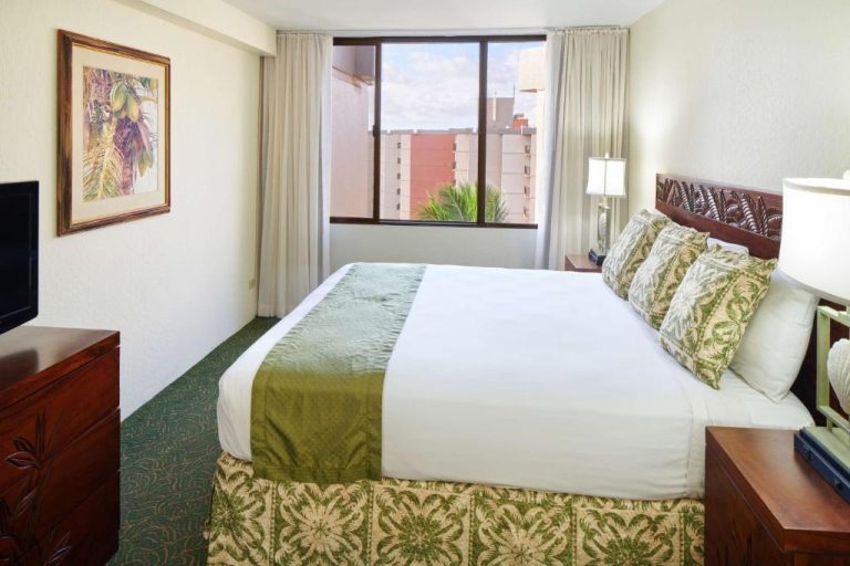 Habitación con cama king size y decoración tropical en el Aston Kaanapali Shores de Maui, Hawaii
