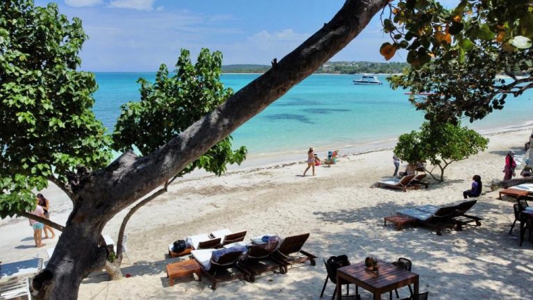 Playa de arena blanca con tumbonas y aguas turquesas del Blue Island Punta Rucia