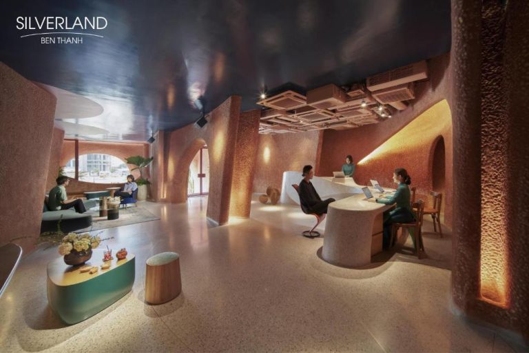 Lobby de diseño orgánico con recepción y zona lounge del hotel Silverland Bến Thành en Vietnam
