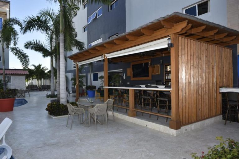 Bar exterior con terraza y zona de descanso junto a la piscina del Halibut Hotel
