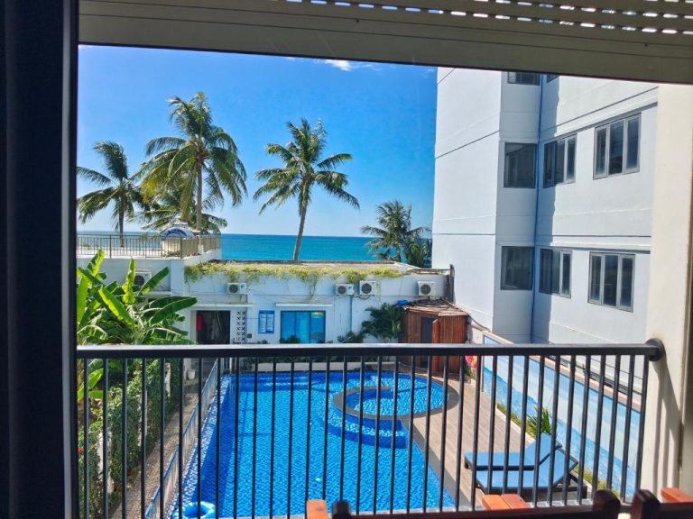 Piscina exterior con vista al mar y palmeras del Sealight Villa and House Phu Quoc