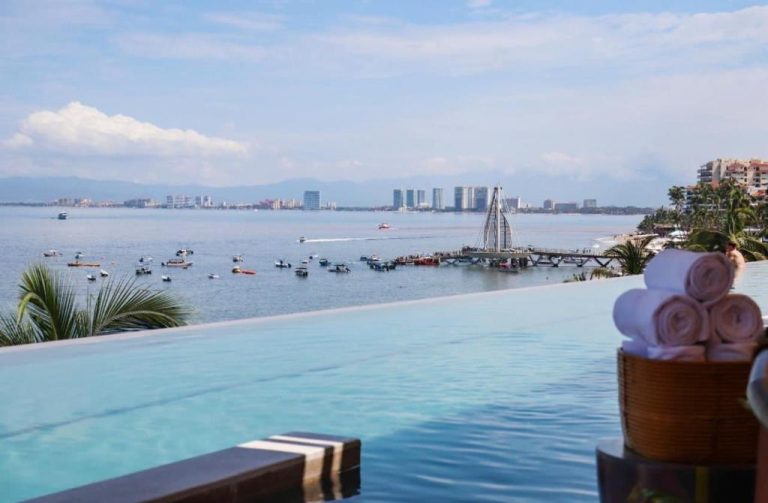 Piscina infinita con vista panorámica a la bahía de Puerto Vallarta en Grant's Studio at Mantamar Tower