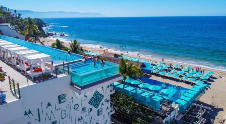 Piscina infinita con vista al mar y zona de playa en Grant's Studio at Mantamar Tower