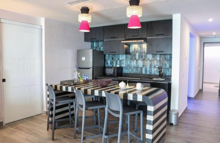 Cocina y comedor moderno con mesa a rayas en blanco y negro en Grant's Studio at Mantamar Tower
