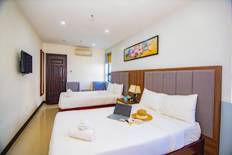 Habitación doble con dos camas y escritorio en Quoc Cuong Hotel & Apartment Danang by Haviland