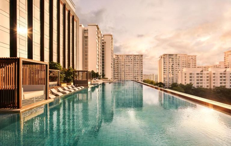 Piscina infinita al aire libre del hotel Taj The Trees en Bombay con vistas a los edificios residenciales