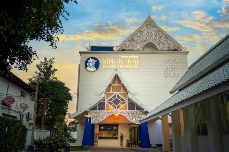 Fachada exterior del Singharaj Boutique Hotel con arquitectura tradicional tailandesa al atardecer