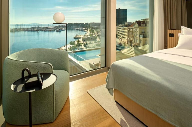 Habitación de lujo con cama doble y vistas al puerto y al mar en el Hotel Ambasador