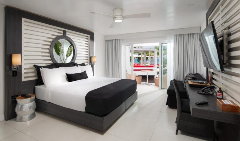 Habitación king size con terraza y vistas a la piscina en S Hotel Montego Bay All-Inclusive