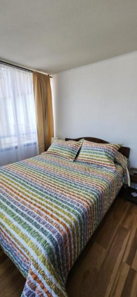 Habitación con cama doble y ropa de cama colorida en Personal Aparts Bellas Artes Santiago