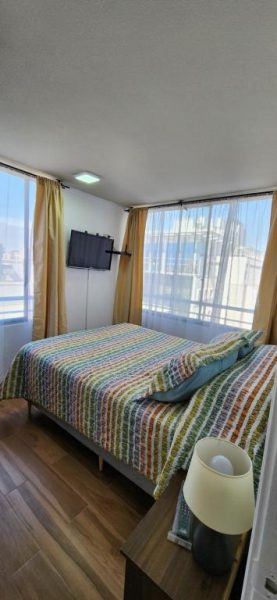 Habitación doble con cama matrimonial y ventanas amplias en Personal Aparts Bellas Artes