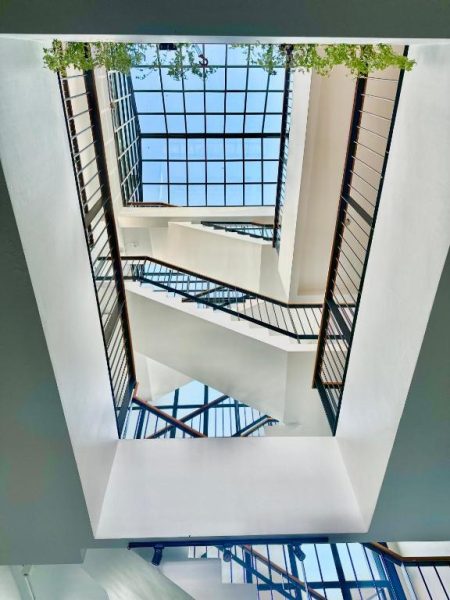 Escaleras interiores con atrio de luz natural y claraboya en Alleyhill Phuket Boutique Hotel
