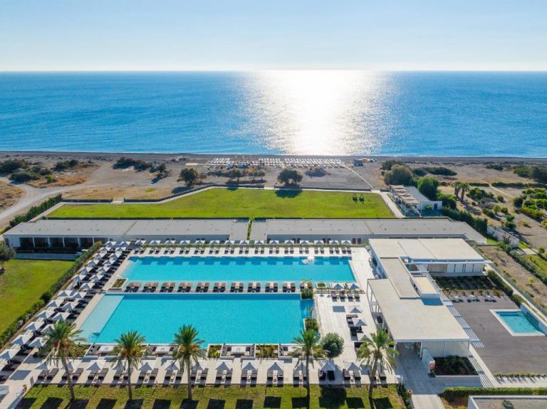 Vista aérea de las piscinas exteriores y playa del Gennadi Grand Resort Premium All Inclusive en Rodas