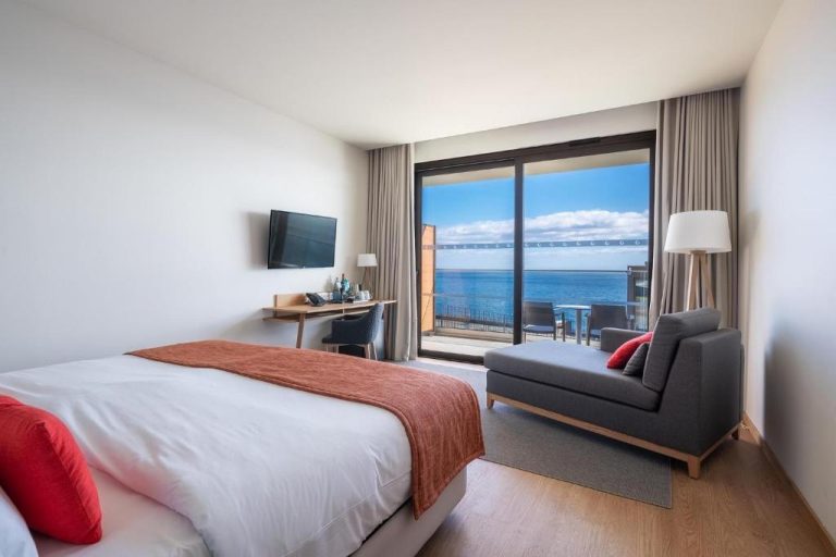 Habitación doble con vista al mar y balcón en el hotel adults only Sentido Galomar