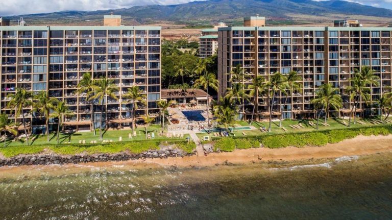 Vista aérea del Aston Mahana at Kaanapali con piscina exterior, palmeras y acceso directo a la playa en Maui