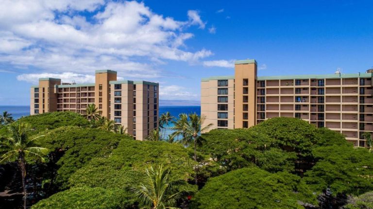 Vista exterior del Aston Mahana at Kaanapali con edificios frente al océano Pacífico rodeados de palmeras