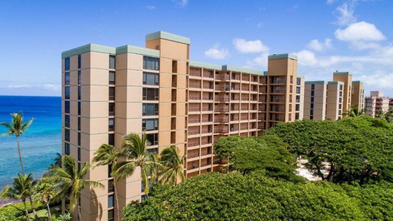 Vista exterior del Aston Mahana at Kaanapali con edificio frente al mar y palmeras en Maui, Hawái