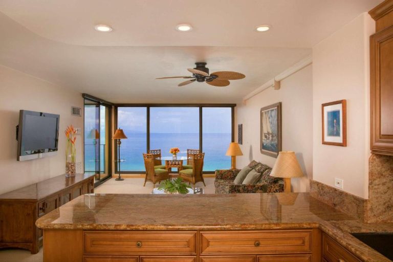 Salón con cocina abierta y vistas panorámicas al océano Pacífico en Aston Mahana at Kaanapali