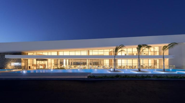 Vista nocturna de la piscina exterior e instalaciones del Gennadi Grand Resort Premium All Inclusive en Rodas