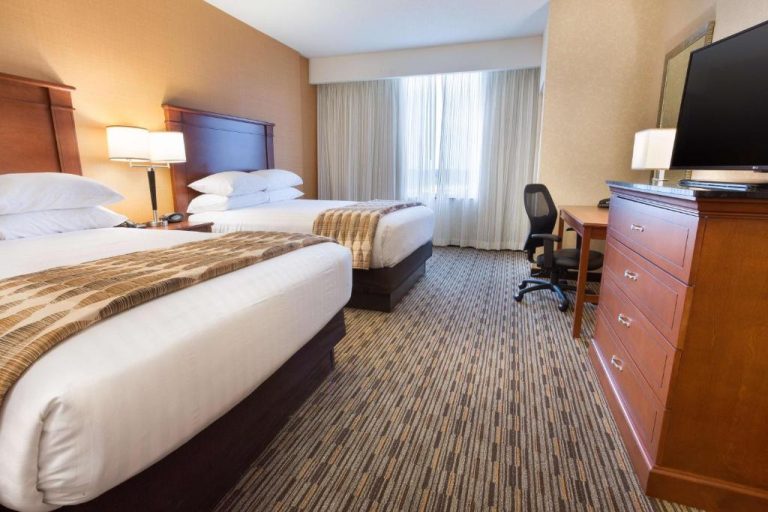 Habitación doble con dos camas queen, escritorio y televisión en Drury Plaza Hotel Indianapolis Carmel