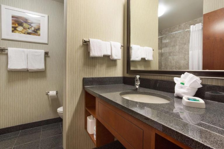 Baño completo con encimera de granito y amenities del Drury Plaza Hotel Indianapolis Carmel