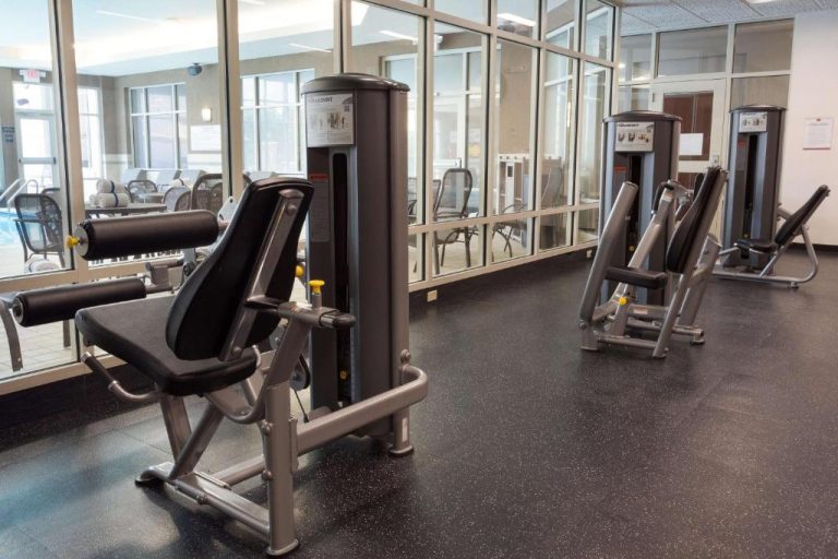 Sala de fitness con máquinas de musculación del Drury Plaza Hotel Indianapolis Carmel