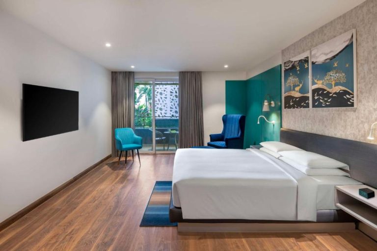 Habitación king deluxe con cama doble, TV y balcón en Hyatt Place Goa Candolim