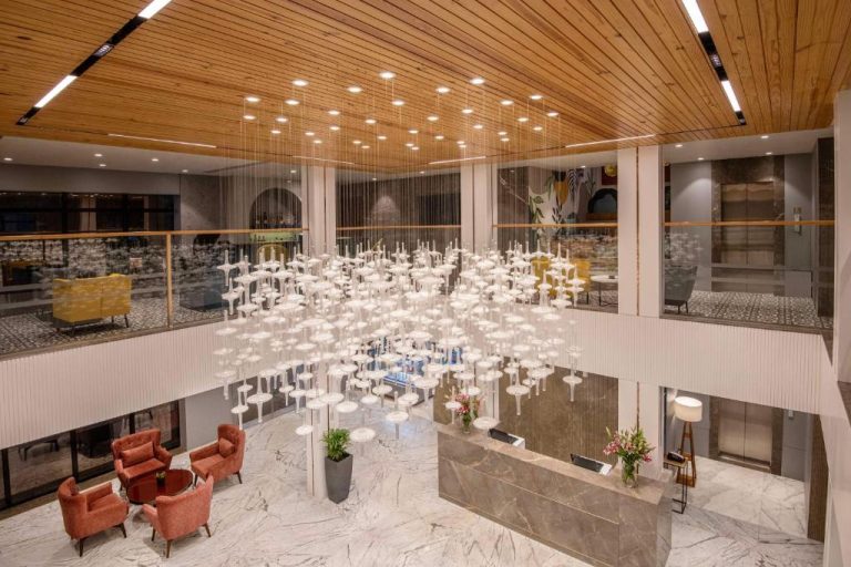Elegante lobby del Hyatt Place Goa Candolim con gran instalación artística colgante y recepción de mármol