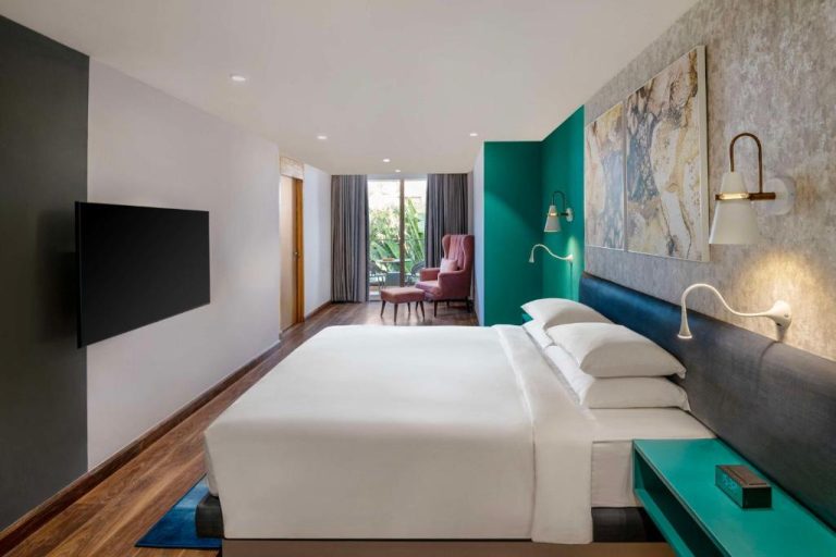 Habitación king deluxe con cama doble y decoración moderna en Hyatt Place Goa Candolim