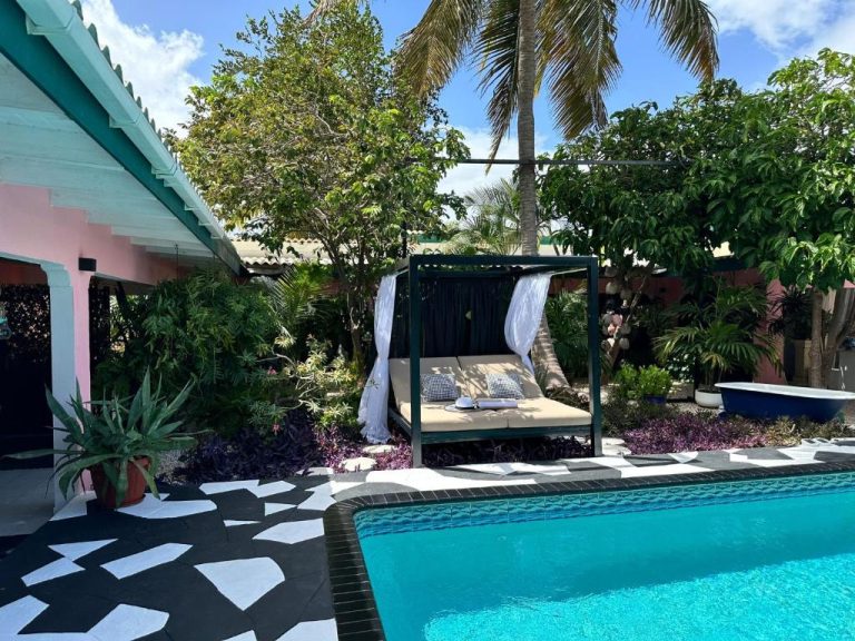 Piscina exterior con cabana de lujo y jardín tropical en Thuishaven Boutique Mini-Resort