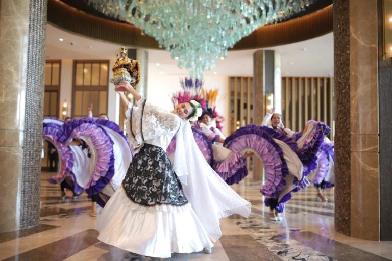 Bailarinas de danza folklórica filipina en el lobby del Fili Hotel at Nustar Cebu