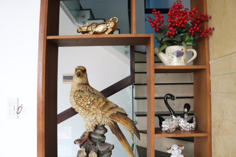 Decoración artesanal con estatua de ave y figuras de cisnes en la recepción del Adventure Hotel