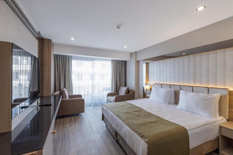 Habitación doble con cama king size y zona de estar en Belenli Resort Hotel